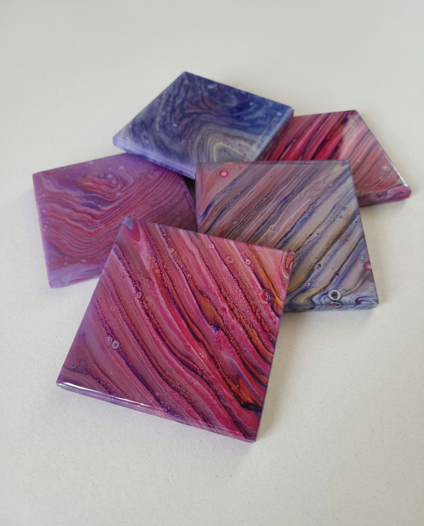 Arte firefly top‑down ultra‑realistic render of ceramic tiles with fluid abstract pigments, arrang 509195