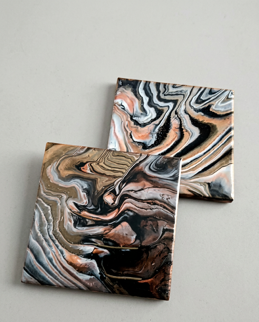 Arte firefly top‑down ultra‑realistic render of ceramic tiles with fluid abstract pigments, arrang 973439 (2)
